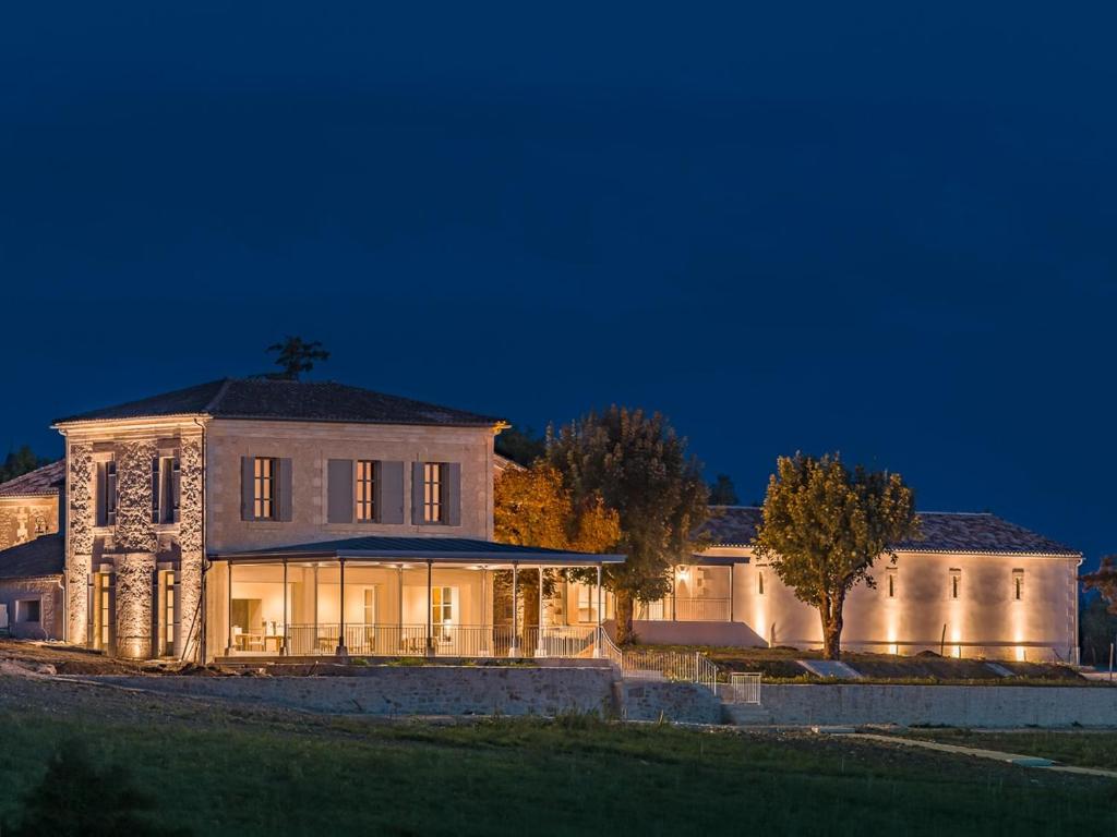 Luxury Château Apartment 2 Suites & Vineyard View