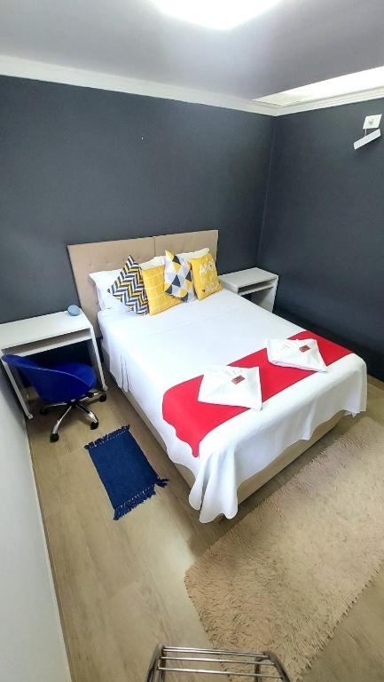 a bedroom with a large bed and a chair at Casa próx ABC shopping, Pet Friendly in Santo André