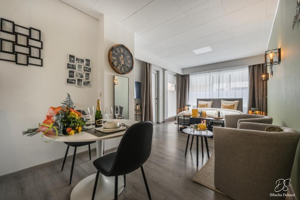 a living room with a table and chairs and a couch at A Beloeil, On Vous Acceuille in Beloeil