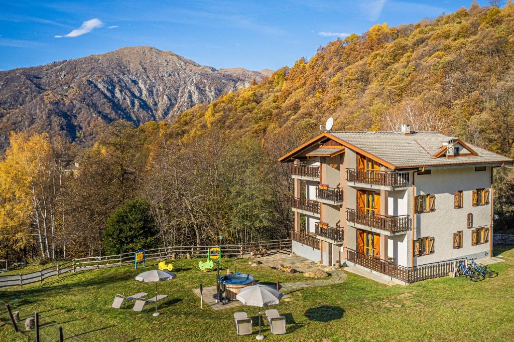 an apartment building with a view of a mountain at Residence La Baita in Frassinetto