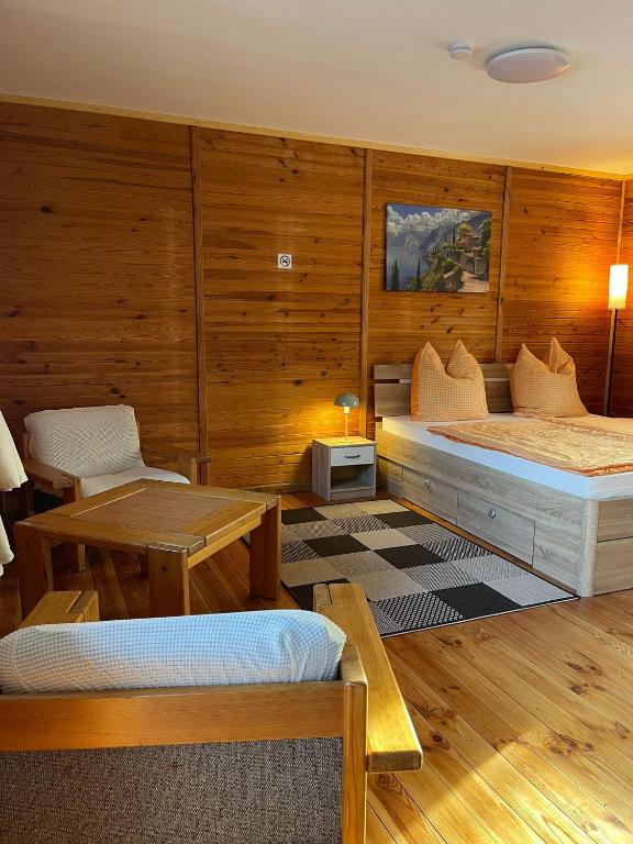 a bedroom with two beds and a table at HerbergeZumBrieselang in Brieselang