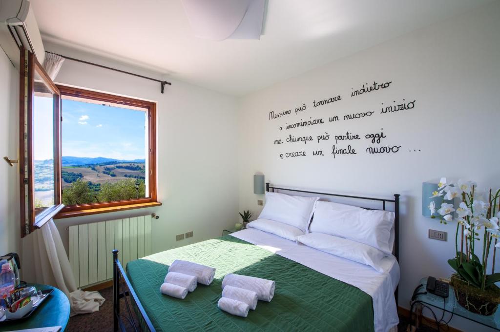 1 dormitorio con 1 cama con 2 toallas en Casa Oliva Albergo Diffuso, en Bargni