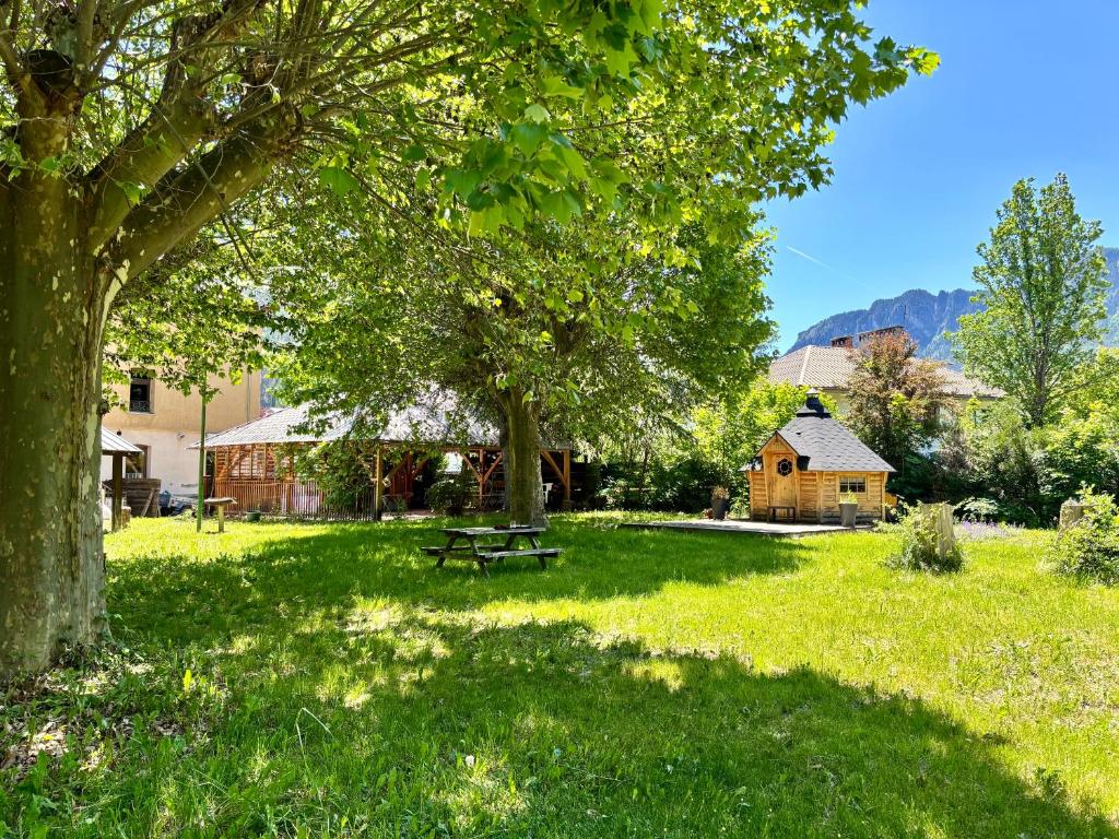 a park with a picnic table and a tree at Hotel de la gare des Ecrins in LʼArgentière-la-Bessée