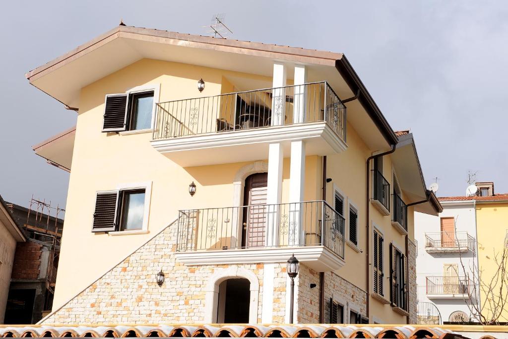 un gran edificio con balcones. en Residence Les Amis, en Castel di Sangro