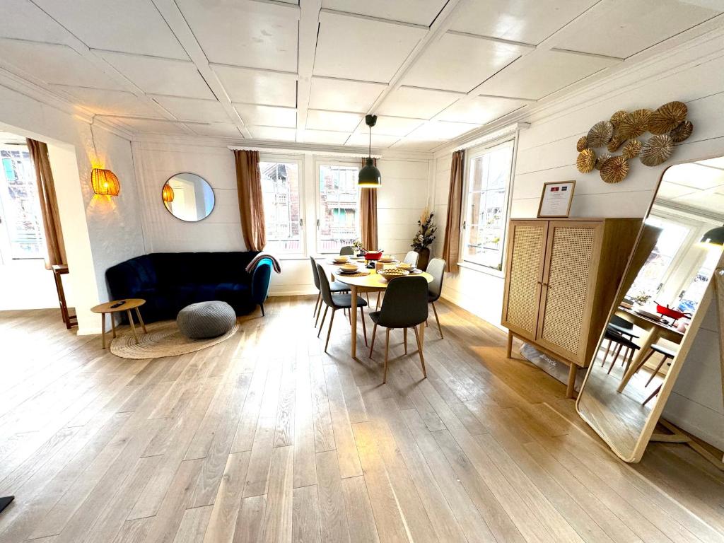 a living room with a table and chairs at Central City Apartment 1 with Mountain View in Zweisimmen