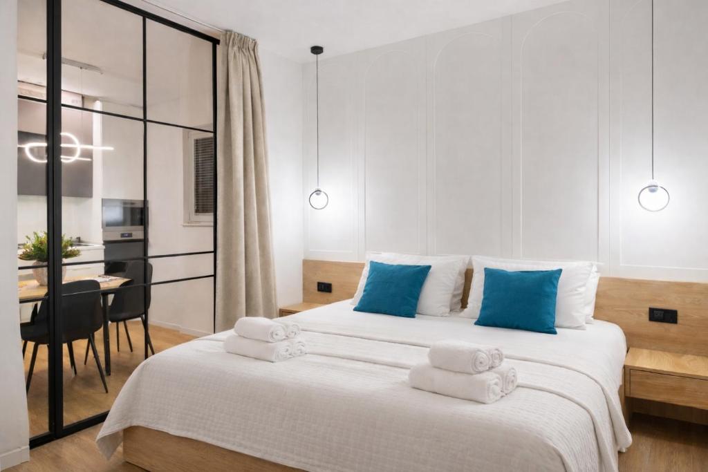 En eller flere senge i et værelse på Centar Apartment