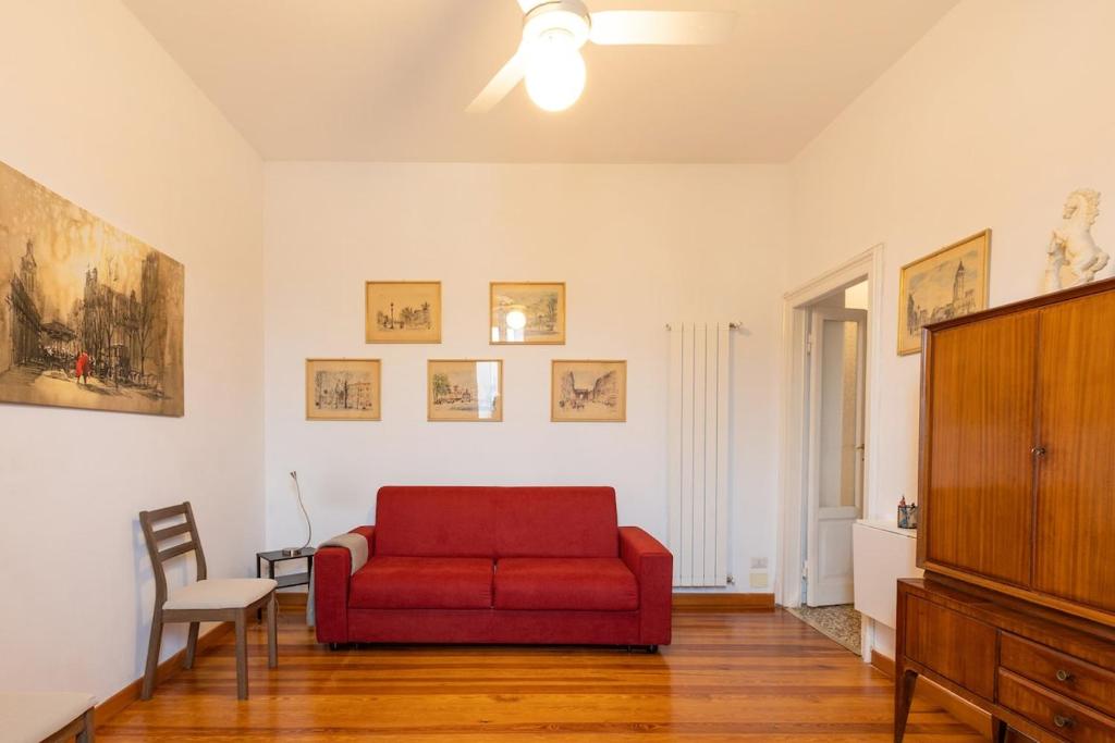 Vintage Chic Flat Steps from Fiera Milano & Wi-Fi