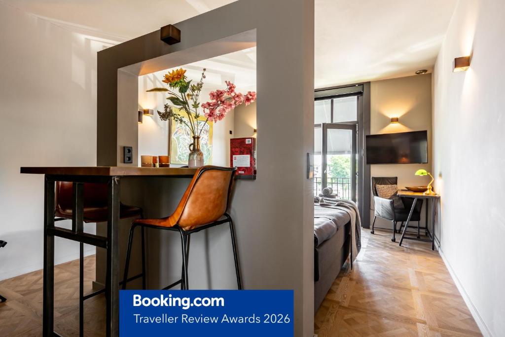 a room with a desk and a bed in a room at ShortStay Gouda in Gouda