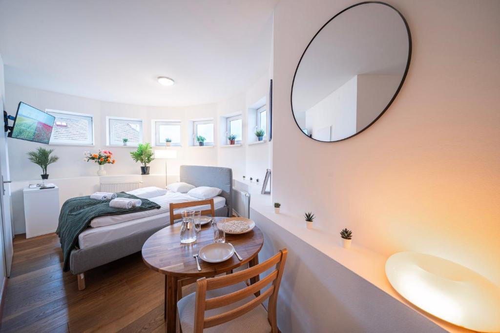 Rooftop Studios, 10min to city center, tram and metro, no Elevator 4th Floor