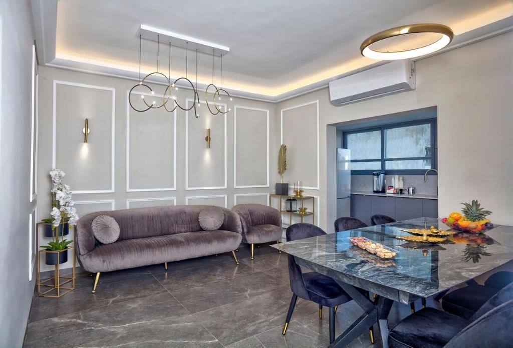 a living room with a table and a couch at Yourest HaAri - יורסט הארי in Safed