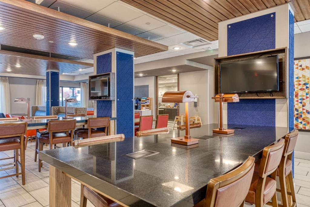 Holiday Inn Express & Suites - Manitou Springs by IHG photo