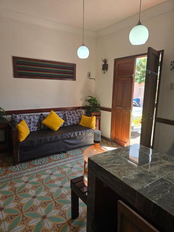 a living room with a couch and a table at Casa en Centro histórico Alojamiento completo in Veracruz