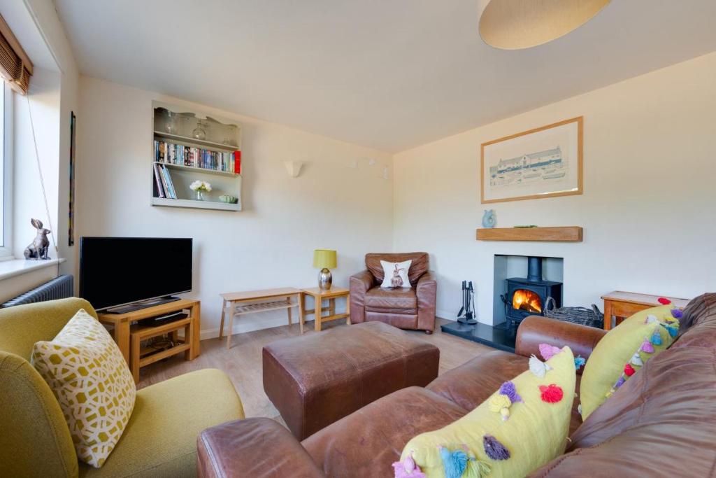 a living room with a couch and a fire place at 3 Bed in Burnham Market oc-1887 in Burnham Market