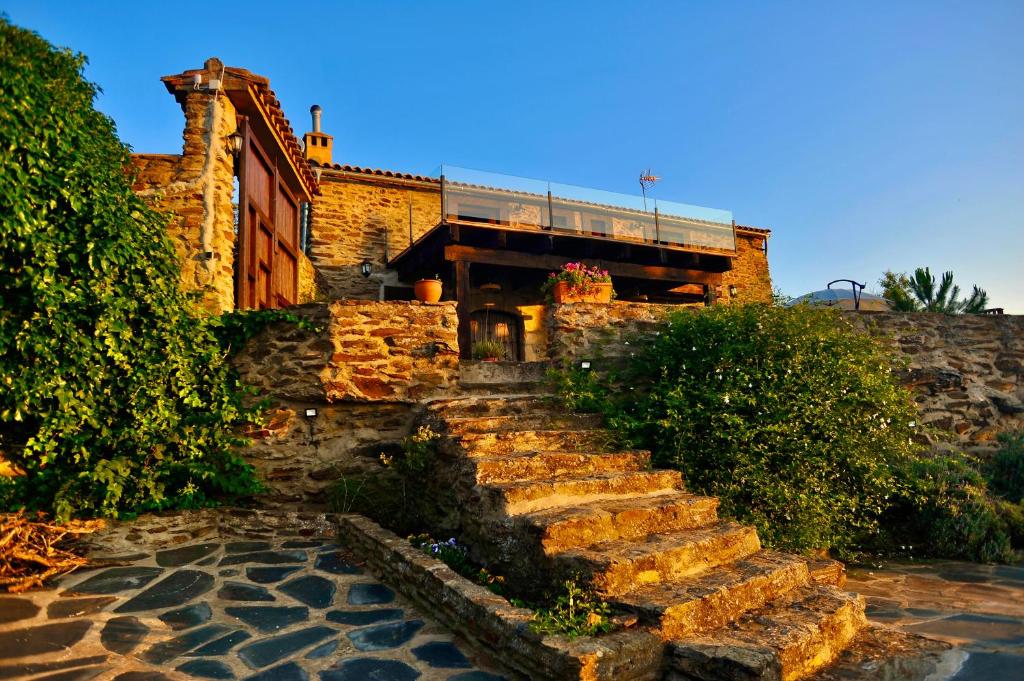 a set of stone stairs leading to a building at Casa Rural La Cordonera in Herguijuela