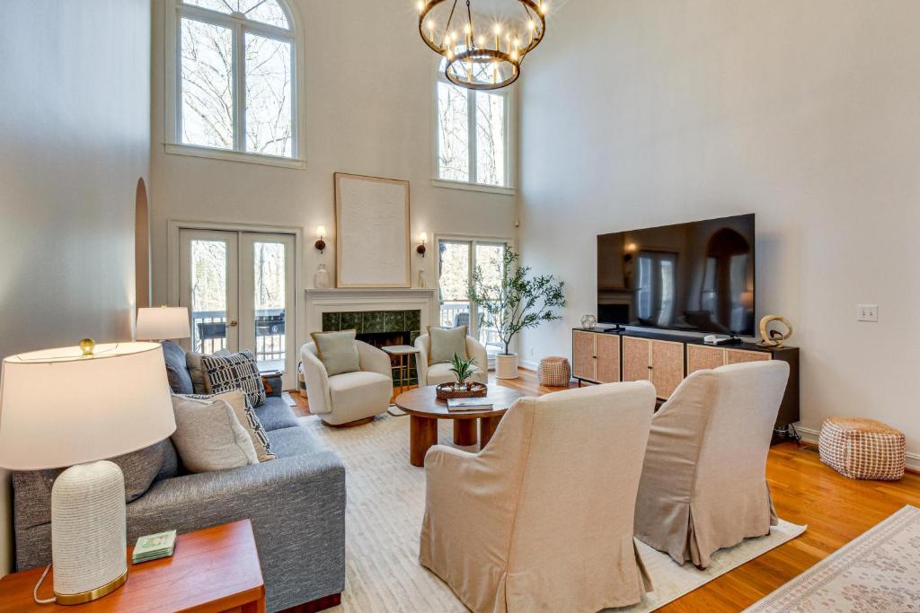 Serene Lake Lanier Home Walk to Dock and Fire Pit(ゲインズビル):(最新料金:2026年)