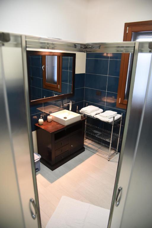 łazienka z 2 umywalkami i lustrem w obiekcie Green House w mieście Cavallino