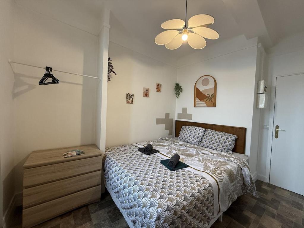 a bedroom with a bed and a ceiling fan at L'appartement Dunois in Châteaudun