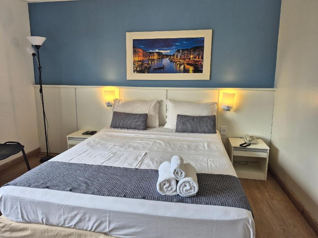 a bedroom with a bed with towels on it at Flat Vila Mariana Ibirapuera (Apto 1005) in São Paulo