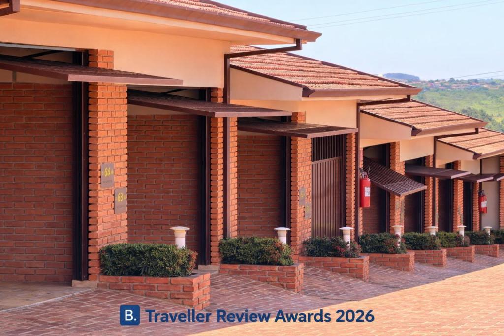 a brick building with a row ofllerrenderrenderyards at Status Motel Ourinhos in Ourinhos