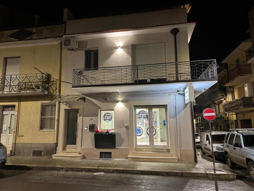 a building with a balcony on top of it at La piccola Balilla in Venosa