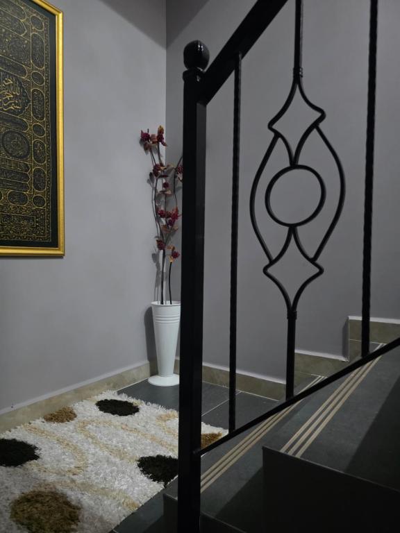 a stairway with a black rail and a rug at Eşsız Manzara in Atakum