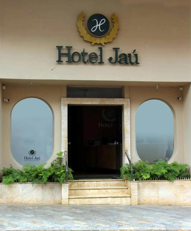 a hotel jah sign on the front of a building at Hotel Jaú in Jaú
