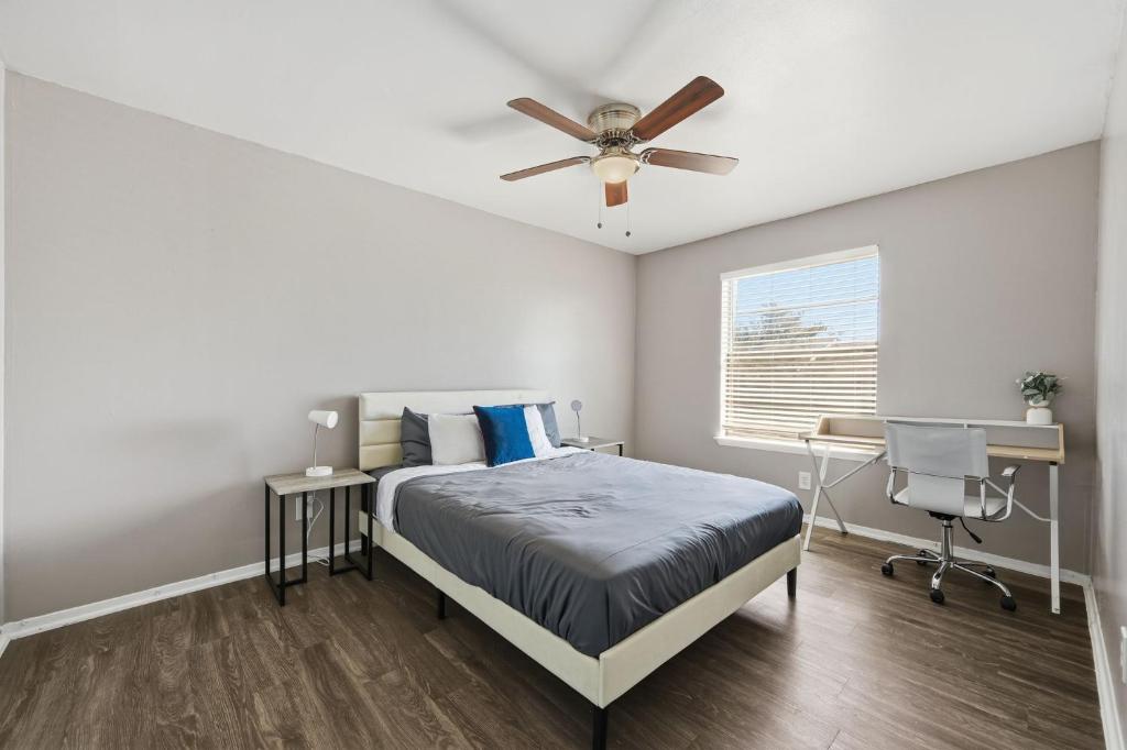 a bedroom with a bed and a ceiling fan at Bright two-bed wupgraded fixtures in Denton