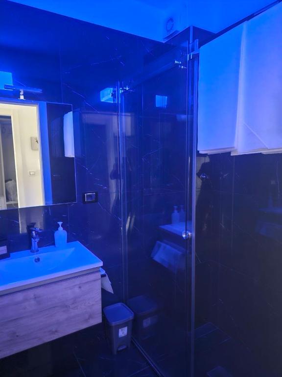 a bathroom with a glass shower and a sink at BENNY'S MOUNTAIN b&b in Pescocostanzo