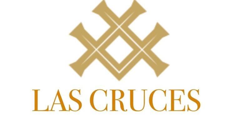 a logo of las cruces with the text las cruces at Apartamento Las Cruces in Plasencia