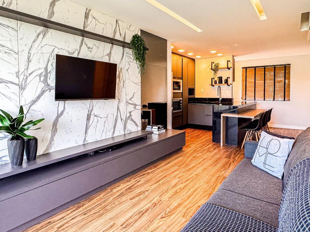 a living room with a large marble wall at Apartamento com 2 quartos a 5 minutos do centro in Brusque