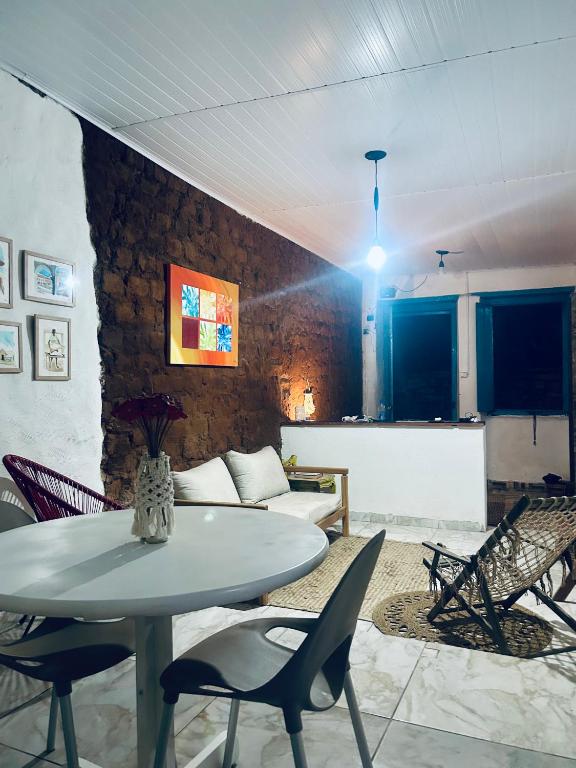 a living room with a table and chairs and a couch at Bendita Pausa-Igatu in Igatu