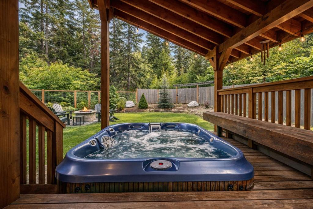 a hot tub on the deck of a cabin at Paws in the Mountains by NW Comfy Cabins in Leavenworth