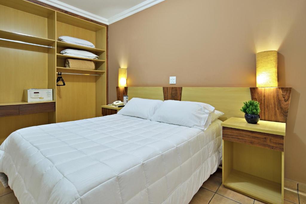 Ένα δωμάτιο στο Plaza Inn Flat Araxá