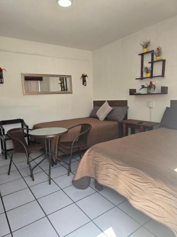 a bedroom with a bed and a table and chairs at Alojamiento amplio para descanso H3 in Veracruz
