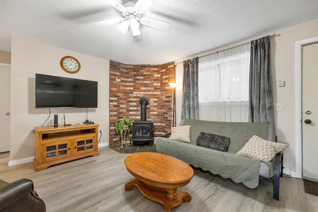 a living room with a couch and a television at Condo Ideal location Ski, Shop, Hike in Conway