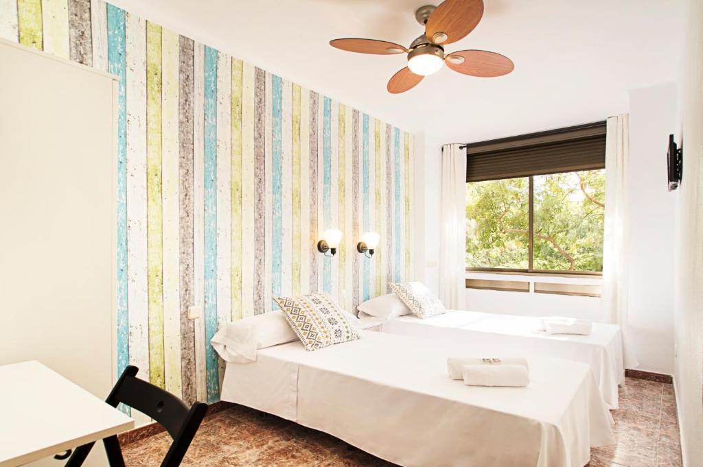 Fira Guest House - Superior Twin Room