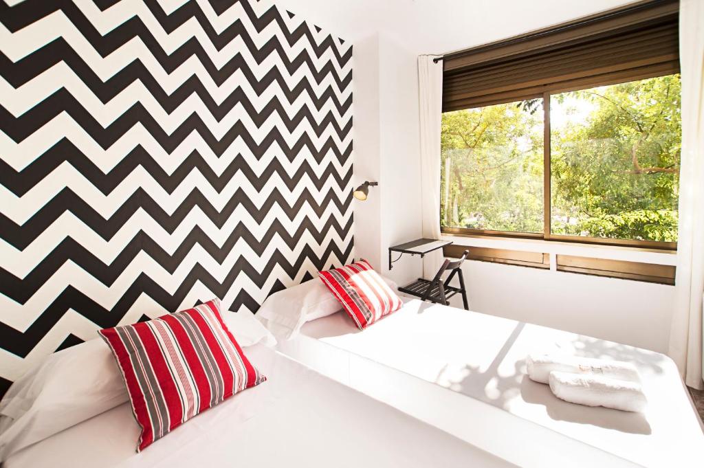 Fira Guest House - Deluxe Twin Room