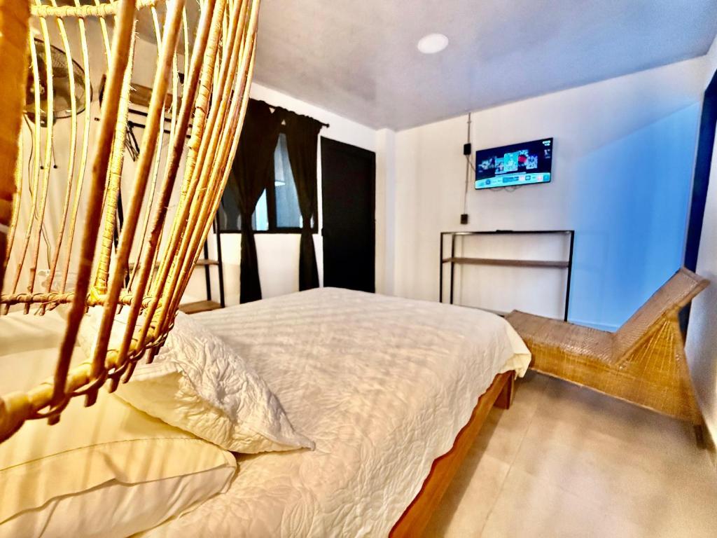 a bedroom with a bed and a tv on a wall at Toba hotel boutique in Ibagué