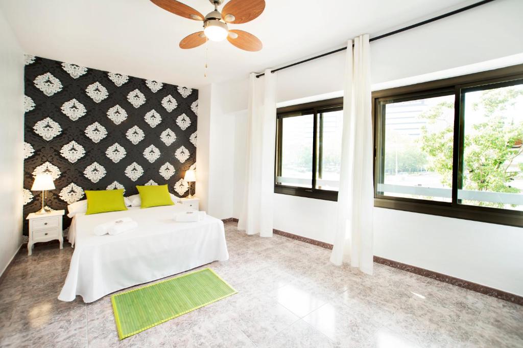 Habitación con mesa blanca y almohadas amarillas. en Fira Guest House, en Barcelona