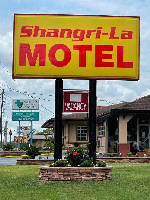 a sign for a motech motel in front of a restaurant at Shangri La Motel in Ocala