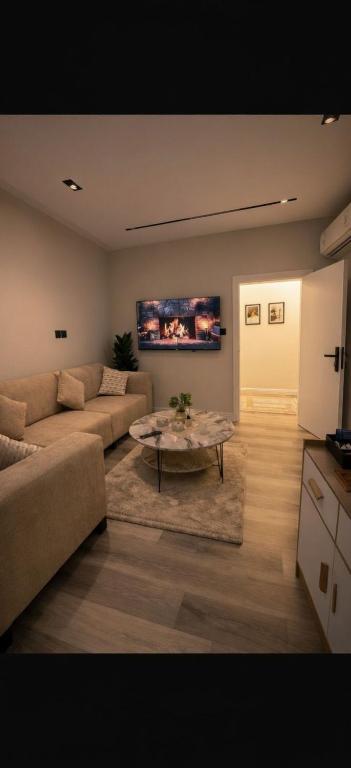 a living room with a couch and a table at شقة الخليل in Quai