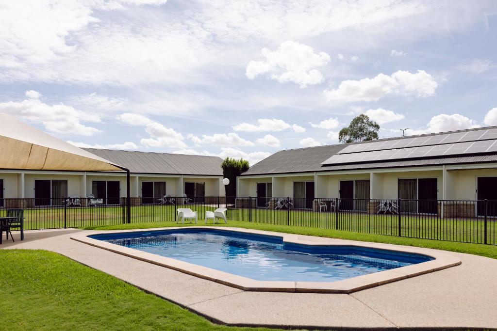 a house with a swimming pool in the yard at Roma Explorers Inn in Roma