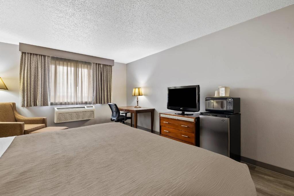 Quality Inn near Monument Health Rapid City Hospital - キングルーム バリアフリー/禁煙
