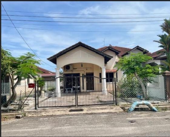 a house with a fence in front of it at IMADUDDEEN Homestay in Kampong Bukit Kuang