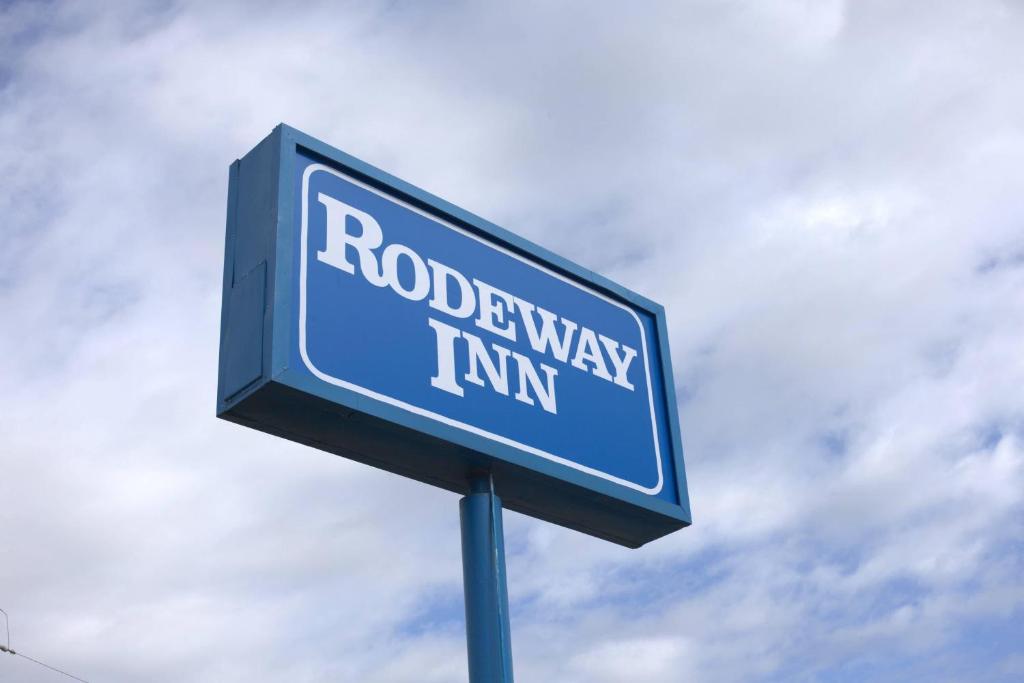 a blue street sign that reads roddeway way timmins at Rodeway Inn in Livingston