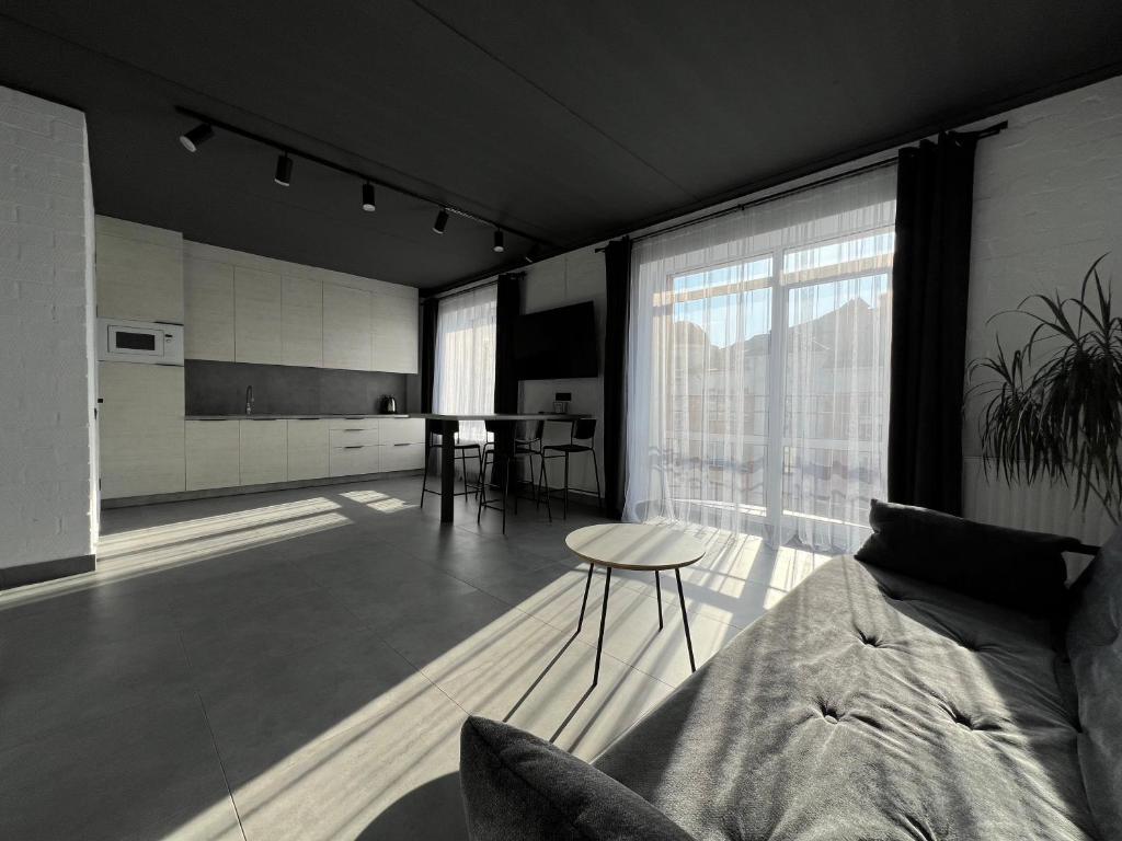 a living room with a couch and a table at Kalinova Sloboda Apart РЕЗЕРВНЕ ЖИВЛЕННЯ in Krykhivtsi
