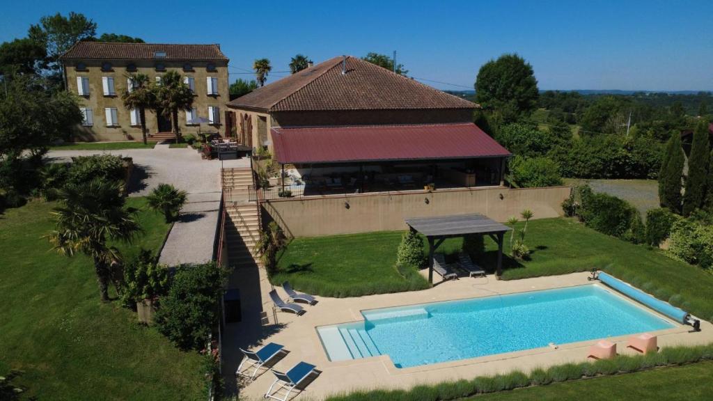 Luftaufnahme eines Hauses mit Swimmingpool in der Unterkunft Maison Olleris in Couloumé-Mondébat