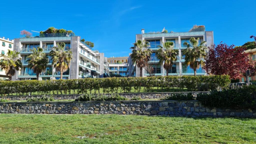 a row of palm trees in front of a building at Il Rifugio di Boccadasse in Genoa