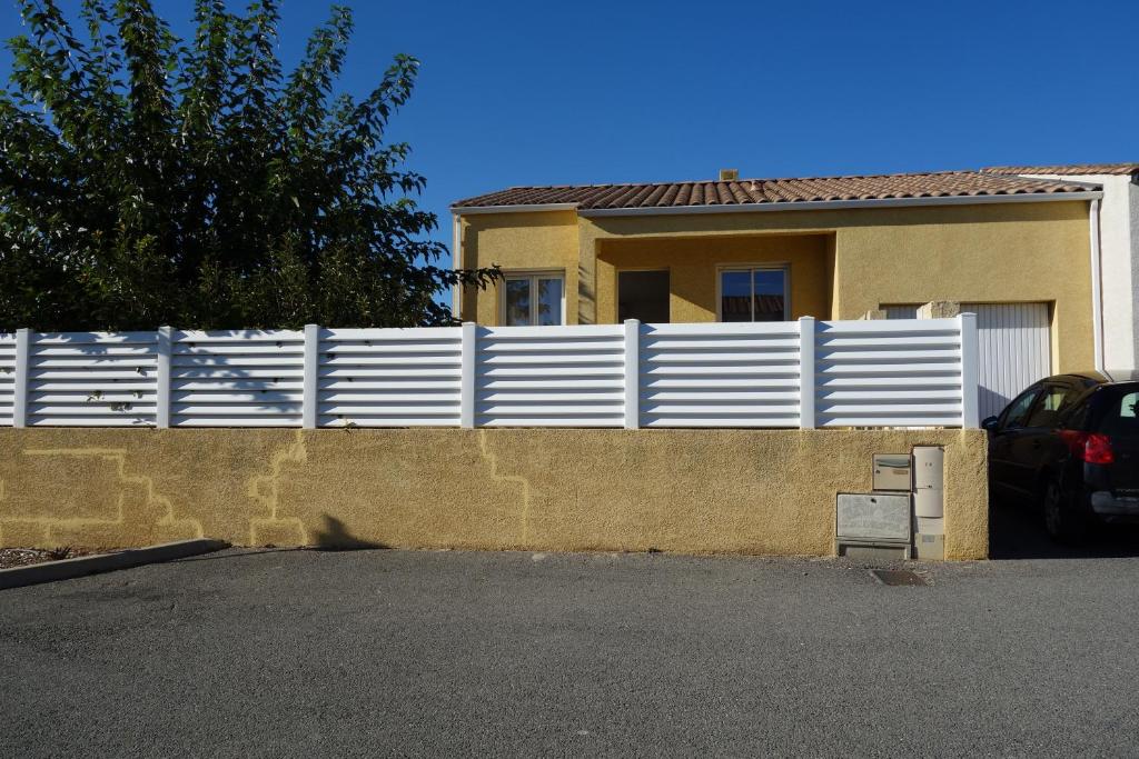 La Cesse في Bize-Minervois: سياج أبيض أمام منزل