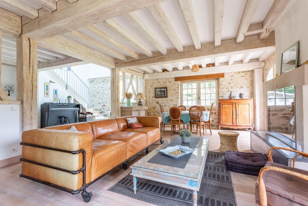 a living room with a couch and a table at La Ruche - Maison 7p avec Jardin in Saint-Lucien